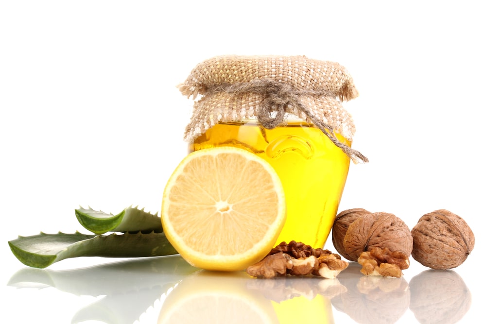 Natūralus receptas nuo lėtinio nuovargio – stiklainis medaus su citrina ir graikiniais riešutais, skatina energiją ir stiprina organizmą.