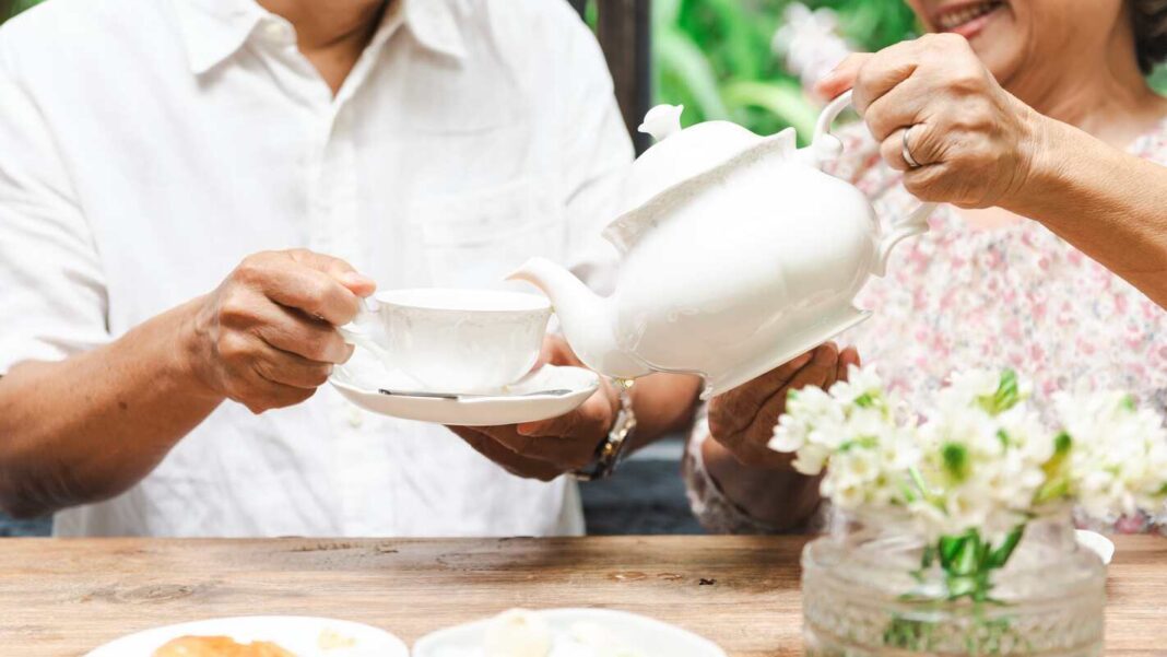 arbata-inkstu-sveikatai-puodelyje Arbata inkstų sveikatai – baltame porcelianiniame puodelyje patiekiama šilta arbata, padedanti palaikyti inkstų veiklą.