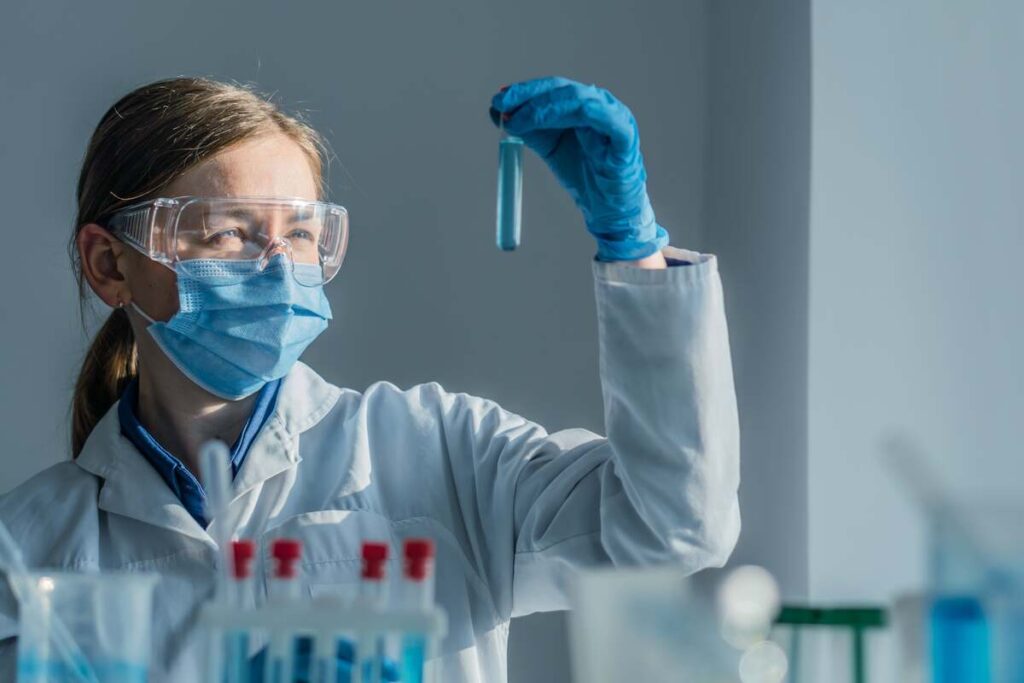 Mokslininkė laboratorijoje tiria bičių nuodų poveikį vėžinėms ląstelėms.