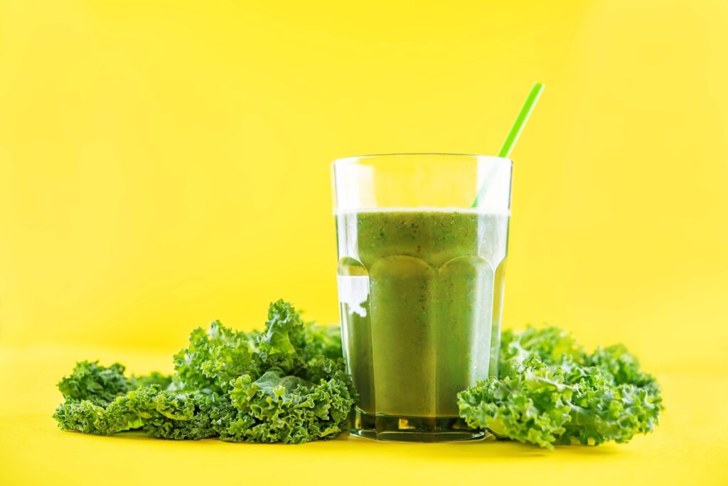 Lapiniai kopūstai suplakti į žalią kokteilį – maistingas ir energijos suteikiantis gėrimas.