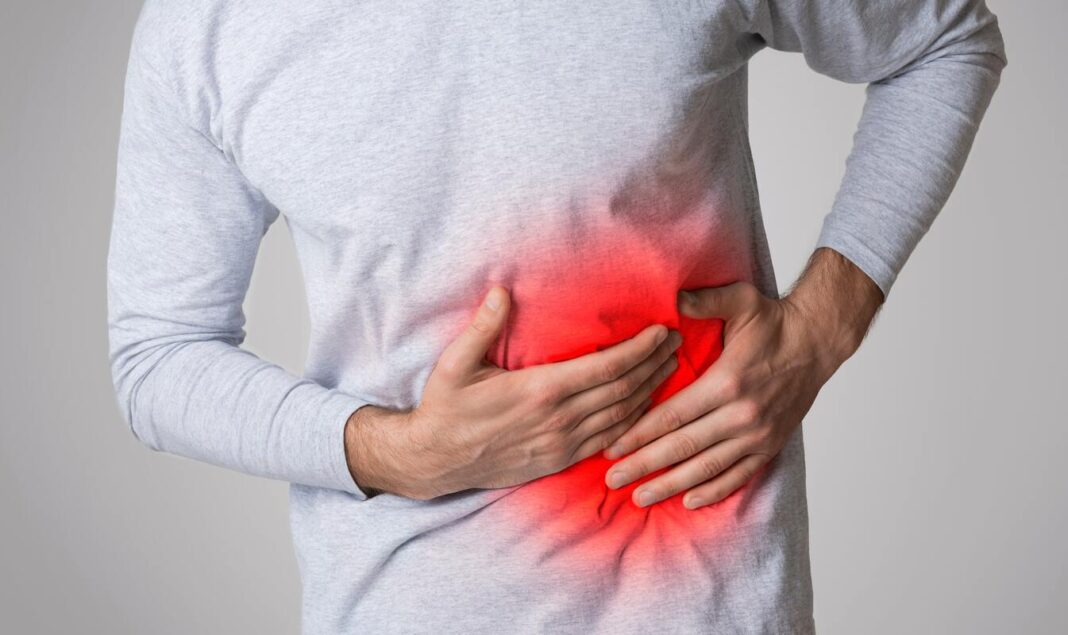 Liaudiškos priemonės kasai – vyras rankomis spaudžia pilvą, juntamas stiprus skausmas kasos srityje.