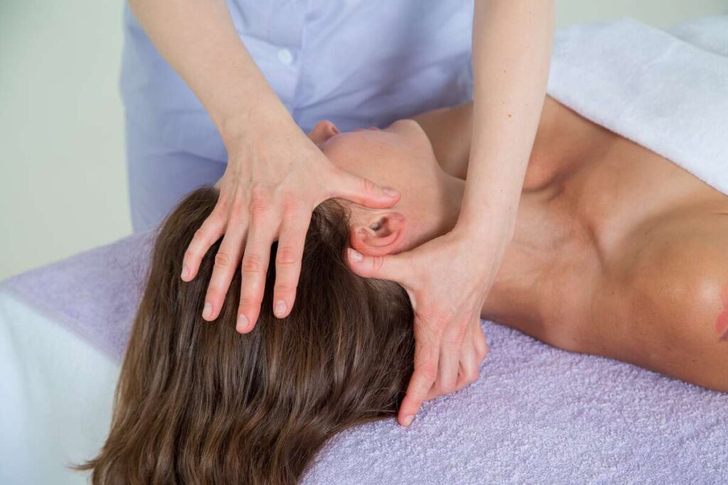 Limfos valymas per galvos masažą padeda gerinti skysčių apytaką ir mažinti įtampą.