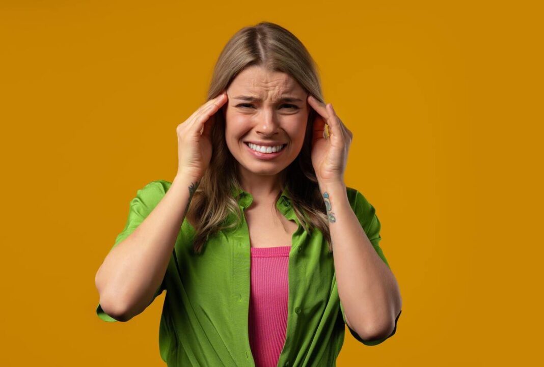 Moteris kenčia galvos skausmą – vienas dažniausių simptomų, kurį sukelia magnetinės audros poveikis organizmui.