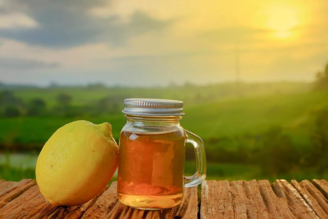 Natūralus cholesterolio mažinimas – stiklinė medaus ir citrina ryte gali palaikyti širdies sveikatą.