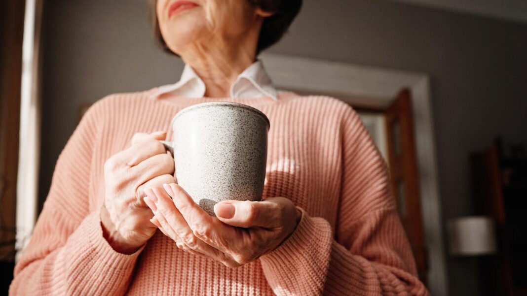 Natūralus receptas nuo vėžio – moteris rankose laiko šiltą puodelį sveikatai naudingos arbatos.