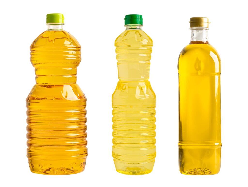 Nuodingiausias aliejus sveikatai supiltas į plastikinius ir stiklinius butelius.
