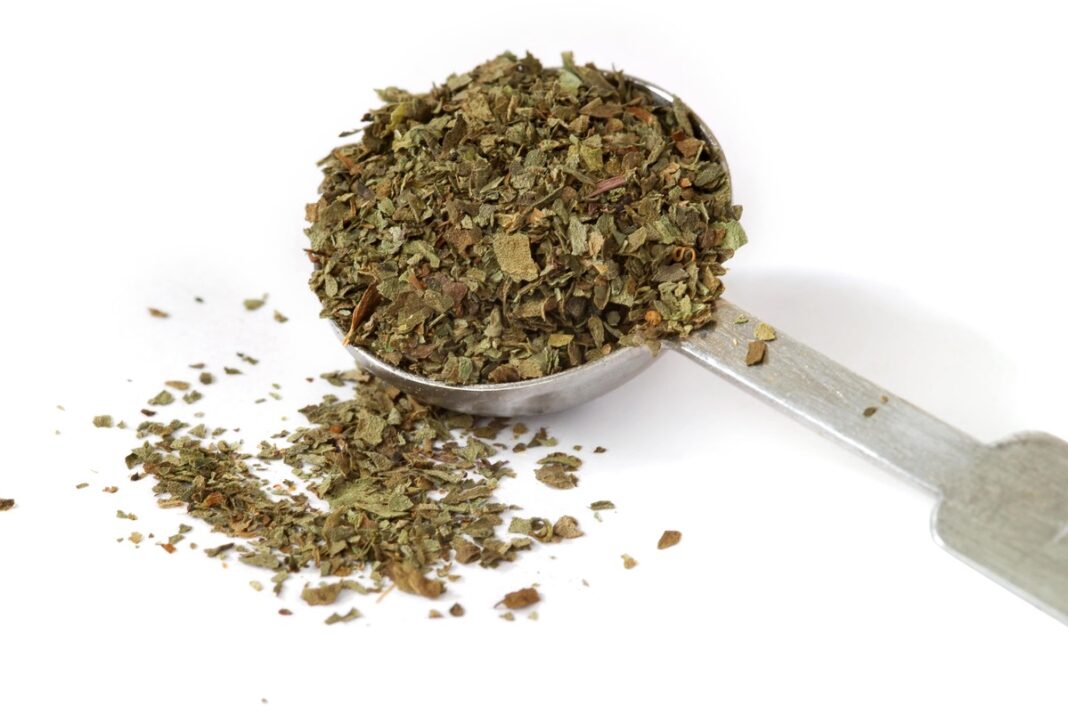 Pelynas sveikatai – džiovinti pelyno lapeliai šaukšte, naudojami arbatoms ir užpilams organizmo stiprinimui.