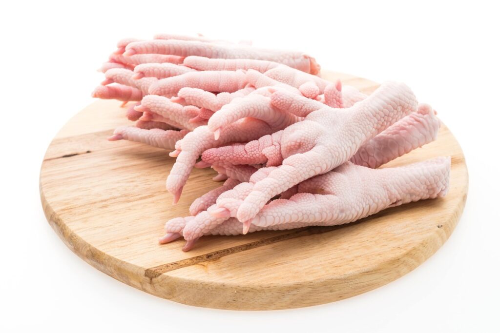 pigus kolageno produktas paruoštas ant medinės lentos.