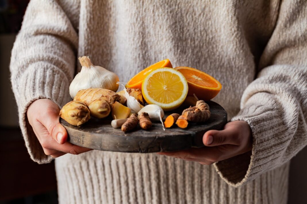 Senovinis receptas kraujo valymui su imbieru, citrina, apelsinu ir česnaku – energiją suteikiantis mišinys.