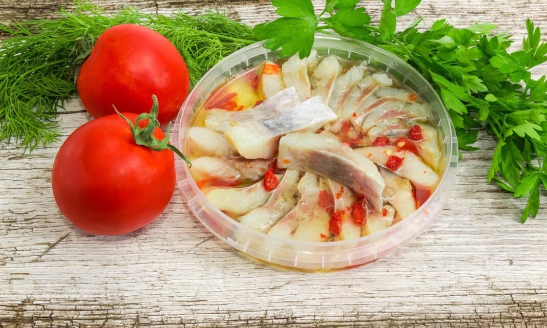 Silkės nauda širdžiai atsiskleidžia valgant su daržovėmis – ši žuvis suteikia organizmui omega-3, baltymų ir mineralų.