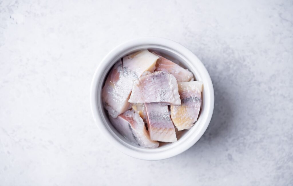 Silkės nauda širdžiai neįkainojama – dubenėlyje patiekta žuvis praturtina mitybą vertingais baltymais ir omega-3 rūgštimis.