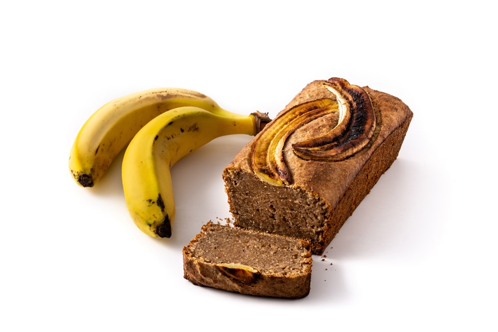 Klasikinė bananų duona su kepto banano gabalėliais ant viršaus – paprastas ir visiems pažįstamas receptas.
