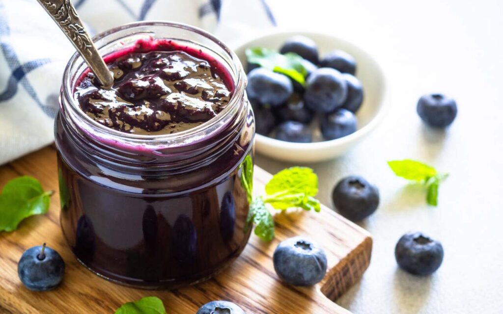 Mėlynių uogienė stiklainyje – natūralus desertas, tinkamai paruoštas be pelėsio, ilgam išlaikantis šviežumą.