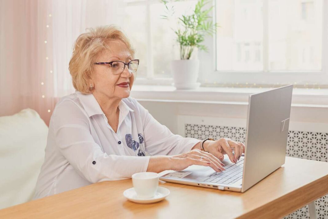 arbata-mazinanti-cukraus-kieki-kraujyje-senyvo-amziaus-moteris arbata mažinanti cukraus kiekį kraujyje simboliškai vaizduojama per moterį, kuri rūpinasi savo sveikata ir jaučiasi geriau