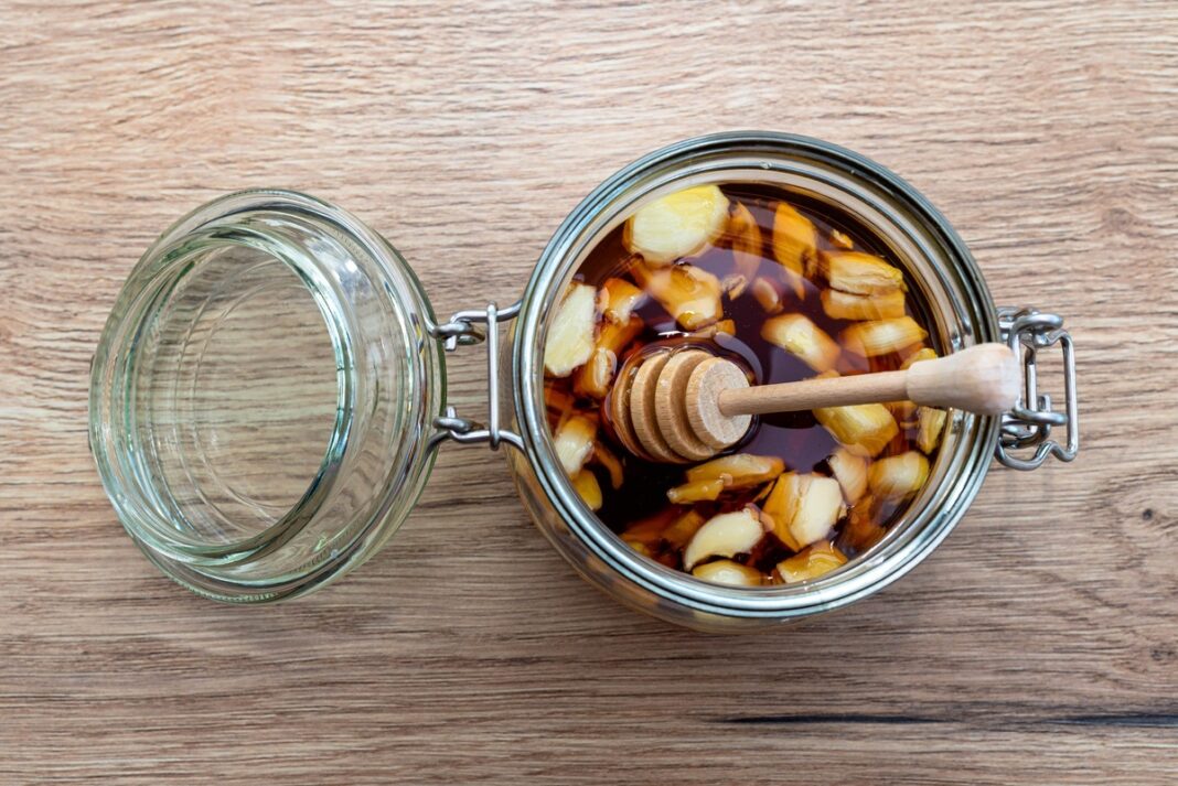 Česnako ir medaus mišinys stiklainyje – natūralus būdas stiprinti imunitetą, mažinti uždegimus ir suteikti energijos.