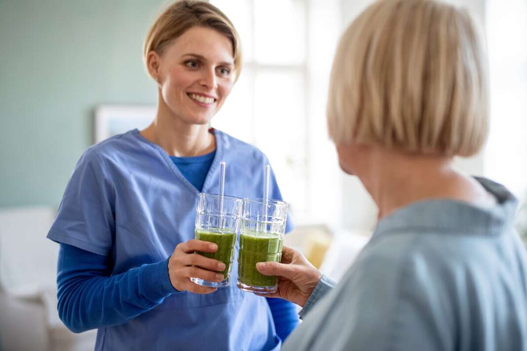 gerimas-cholesteroliui-atstatyti-natūralus-budas-mažinti-cholesteroli Gėrimas cholesteroliui atstatyti – natūralus žalias gėrimas, geriamas sveikatos priežiūros specialistės ir moters pokalbio metu.