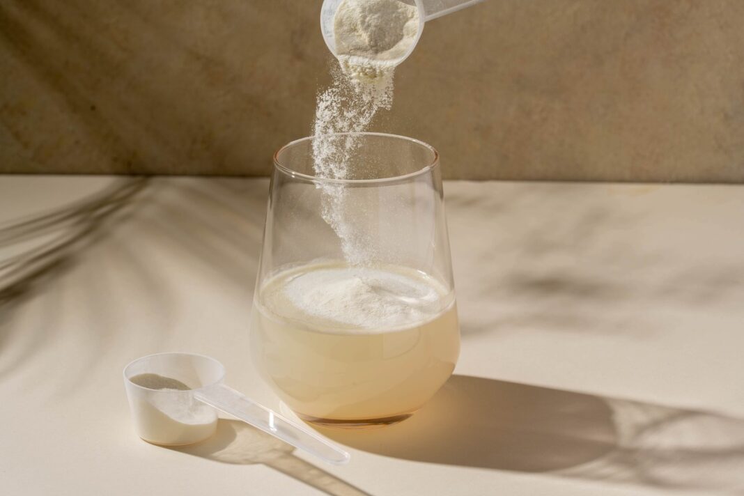 gėrimas sąnariams su kolagenu stiklinėje – natūrali priemonė sąnarių lankstumui ir kremzlių stiprinimui.