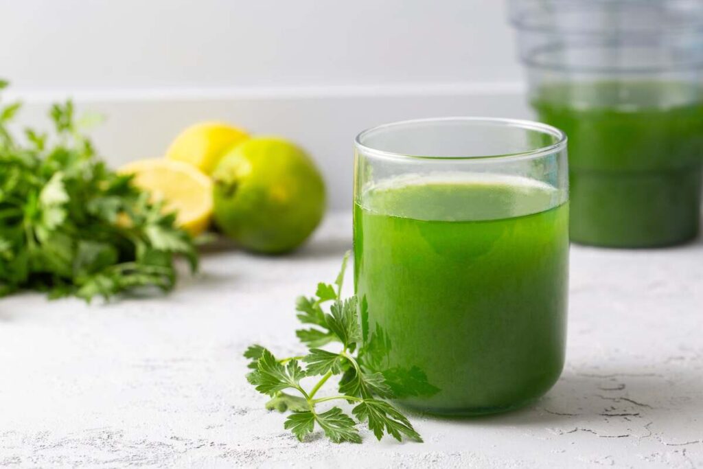 kepenis valantis gėrimas iš petražolių, citrinų ir salierų stiklinėje – natūralus būdas išvalyti organizmą ir sustiprinti savijautą.