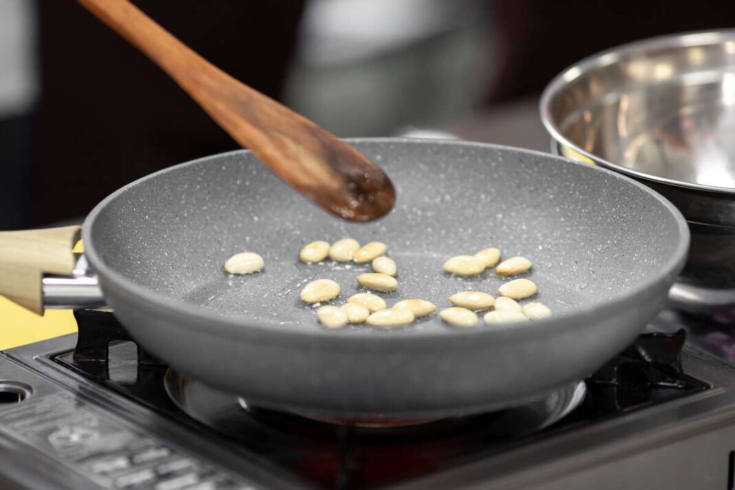 Keptas česnakas naudingas sveikatai – švelniai paskrudintos česnako skiltelės keptuvėje su alyvuogių aliejumi.