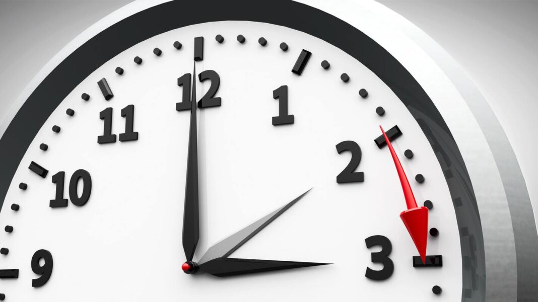 Laiko pokyčių poveikis sveikatai – laikrodis, rodantis rodyklių pasukimą į priekį, simbolizuojantis sezono laiko keitimą ir biologinio ritmo sutrikimą.