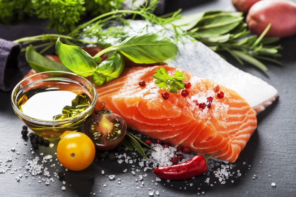 Omega-3 turtinga lašiša, alyvuogių aliejus ir šviežios žolelės, gerinančios sąnarių sveikatą.
