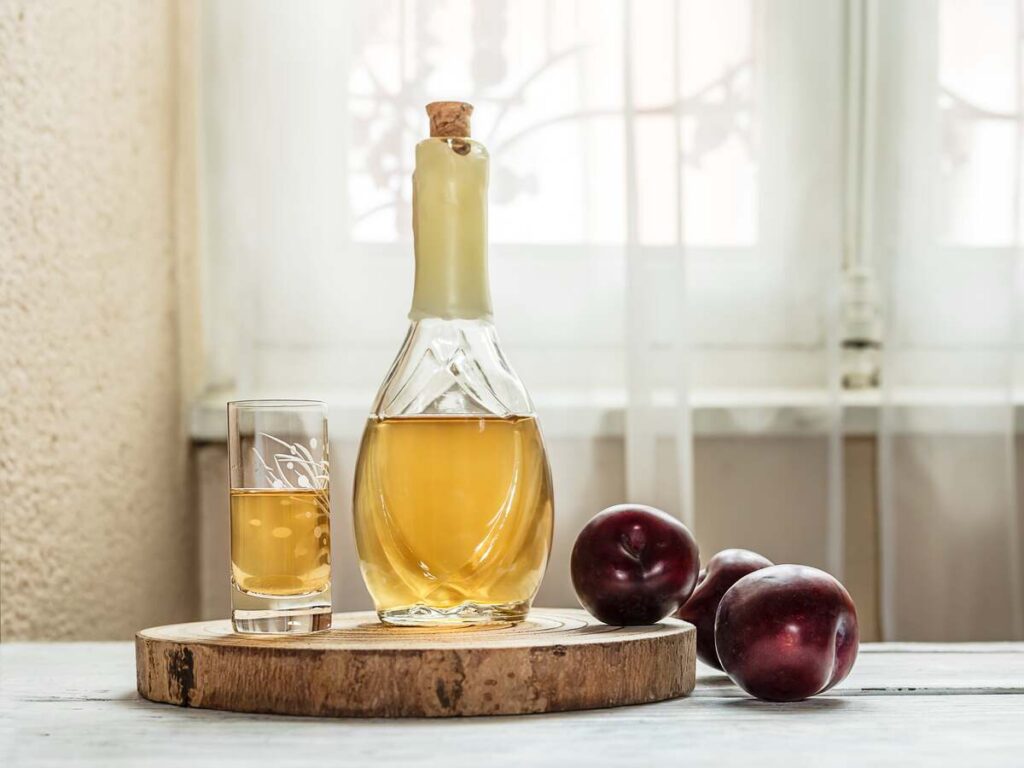 Nuoviras kepenų valymui stiklinėje su slyvomis – švelni, natūrali priemonė kepenų veiklai gerinti.