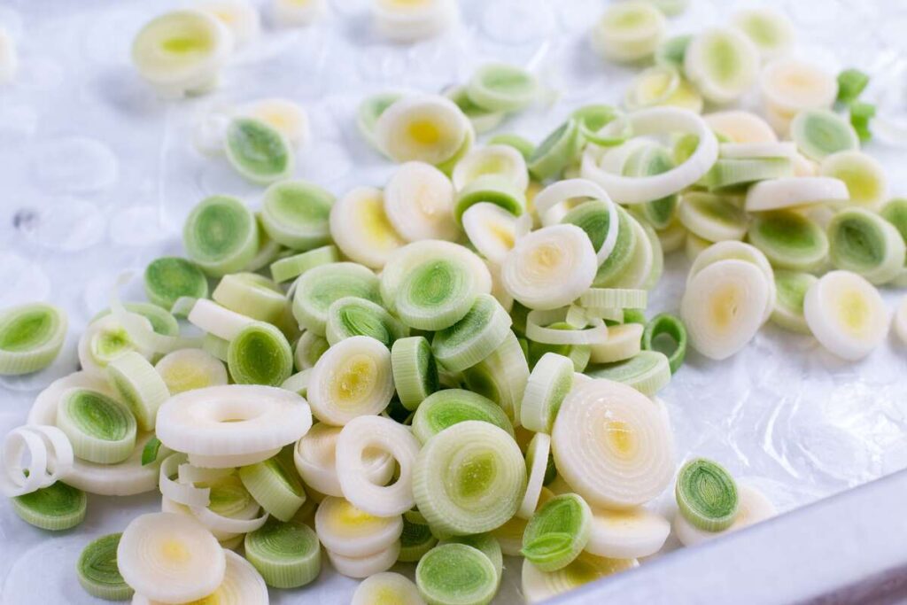 porų laikymas per žiemą šaldiklyje – supjaustyti porų griežinėliai paruošti užšaldymui.