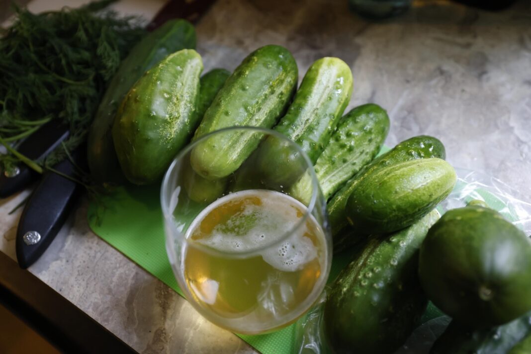 Prahos marinato receptas – švieži agurkai su krapais ir priedais, paruošti gardžiam konservavimui.