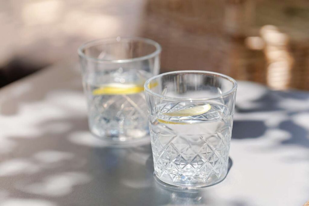 Rytinis mišinys cukraus kiekiui kraujyje stiklinėje su citrinos griežinėliu – švelni, gaivinanti dienos pradžia.