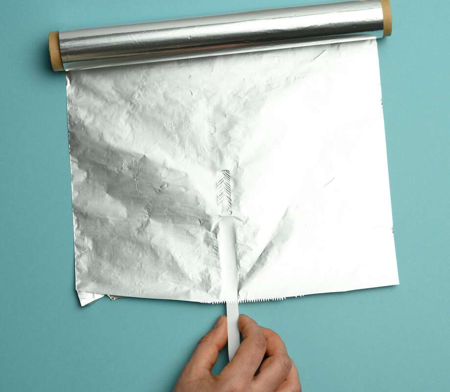 Sąnarių gydymas folija – aliuminio folijos rulonas ir karpymas naudoti gydymui.