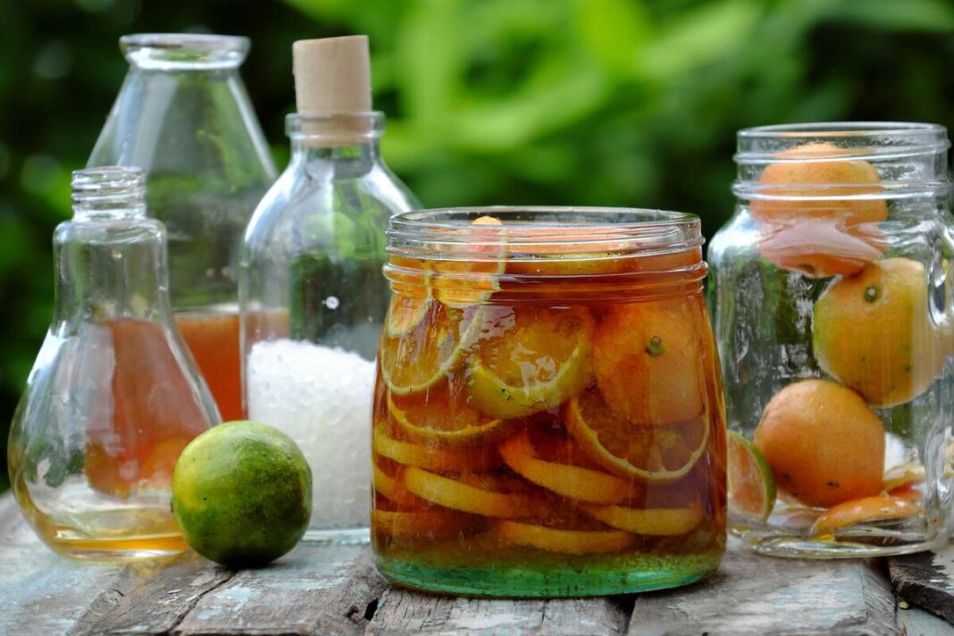 sirupas-nuo-infekciju-su-medumi-ir-citrusais Sirupas nuo infekcijų – citrusinių vaisių, medaus ir acto derinys, stiprinantis imuninę sistemą.