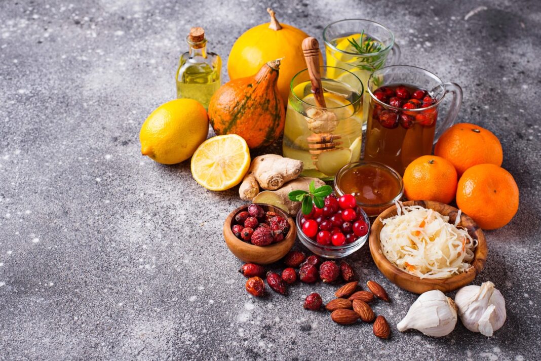 Stipriausi natūralūs antibiotikai – česnakai, citrinos, imbieras, rauginti kopūstai, medus ir uogos, paruošti vartojimui.
