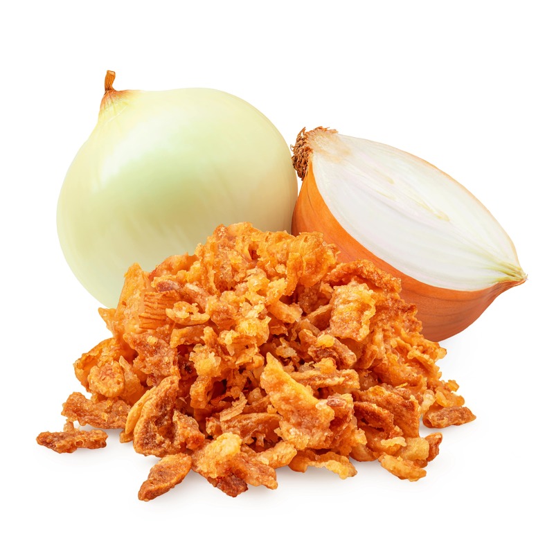 svogūnų konservavimas – džiovinti svogūnų gabalėliai kartu su šviežia svogūno galvute ant balto fono.