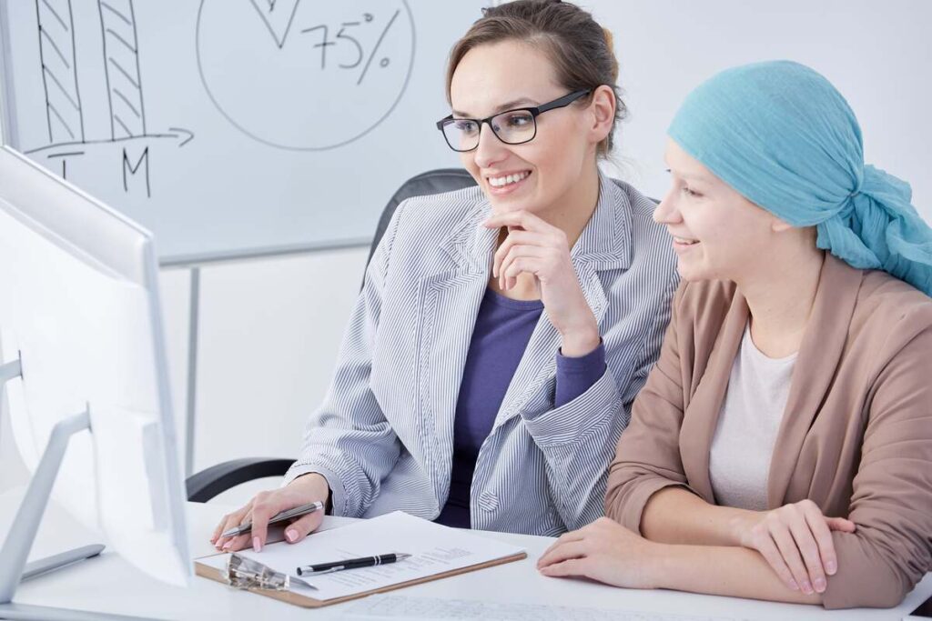 Vėžio našta 2050 – gydytoja bendrauja su paciente, aptardamos sveikimo eigą ir tolesnius veiksmus.