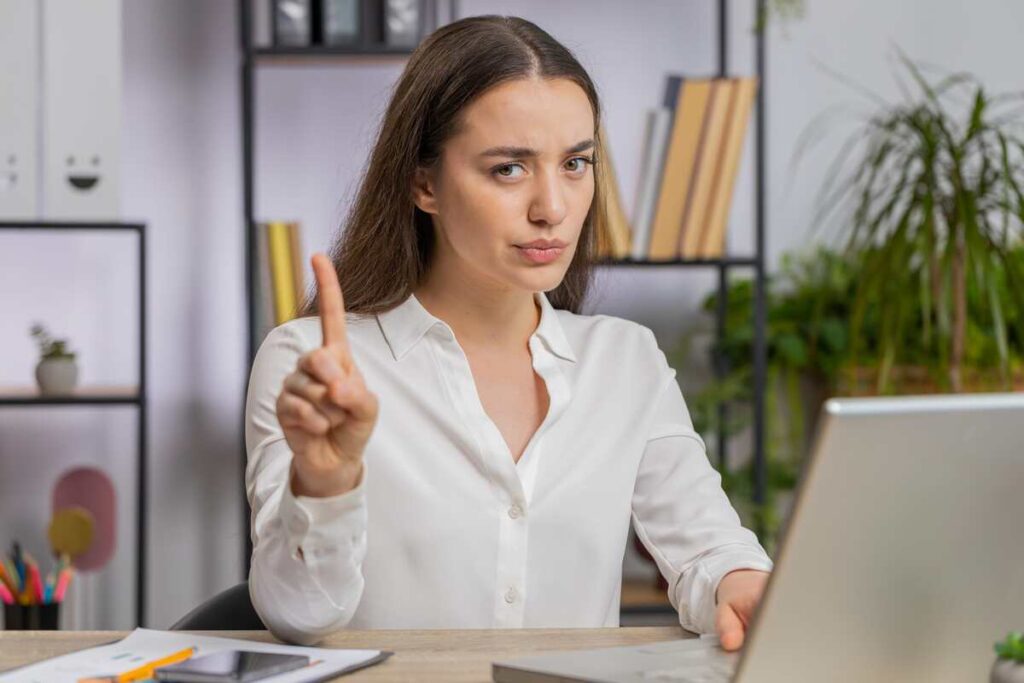 Atminties stiprinimas dirbant – jauna moteris prie kompiuterio susitelkusi į užduotį ir lavina dėmesį.