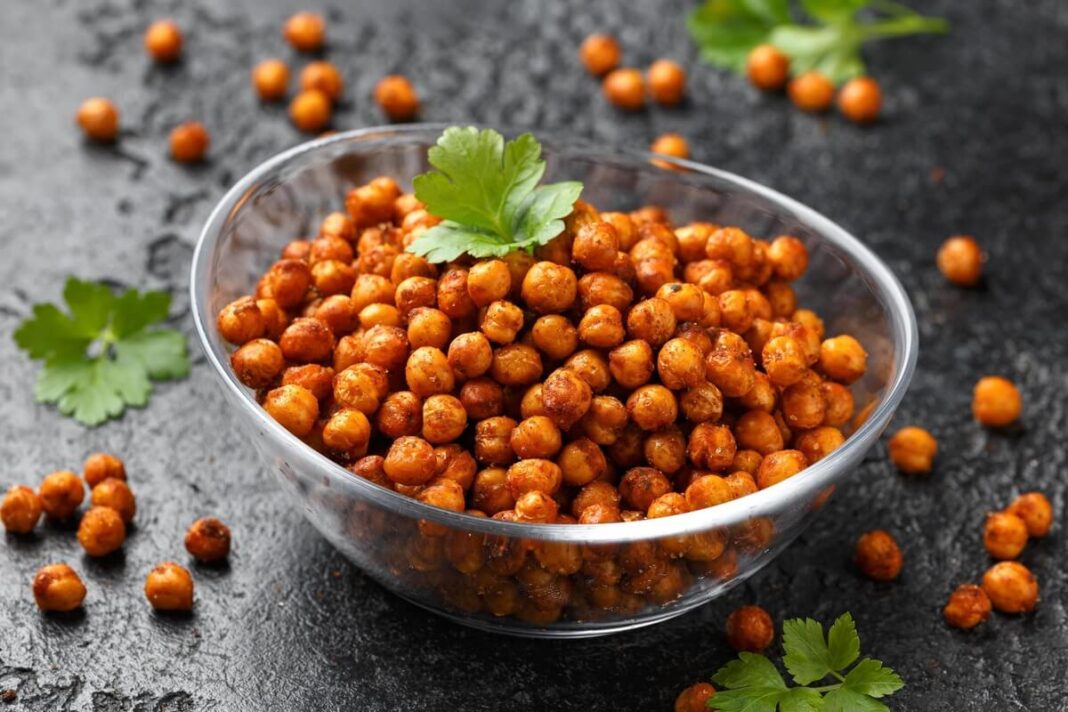 avinžirnių humusas skrudinti avinžirniai stiklinėje lėkštėje