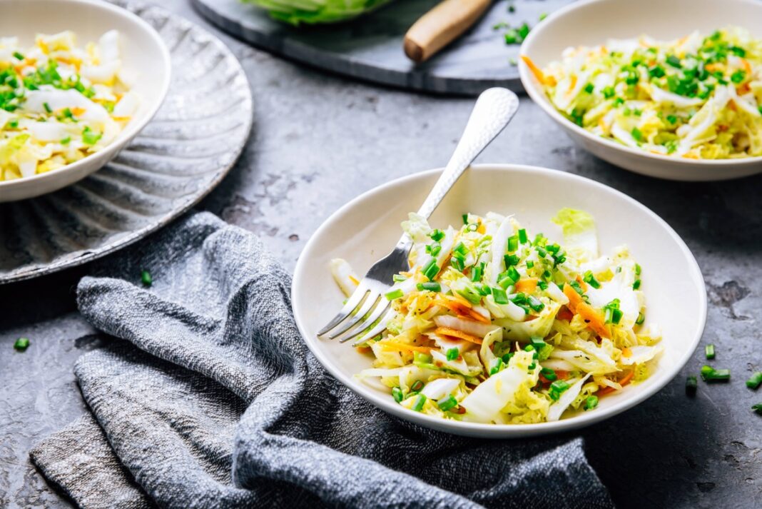 Daržovė nuo uždegimo ir virškinimui – šviežios salotos su kopūstu, morkomis ir svogūnų laiškais.
