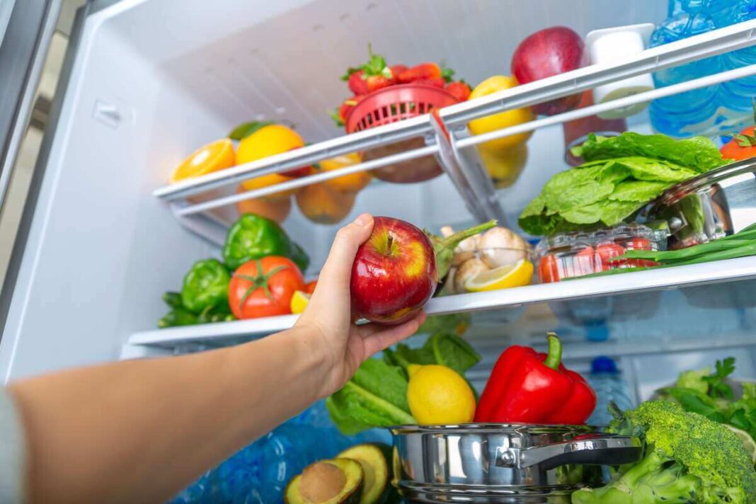 daržovių laikymas be šaldytuvo – atidarytas šaldytuvas su vaisiais ir daržovėmis, laikomomis netinkamomis sąlygomis.