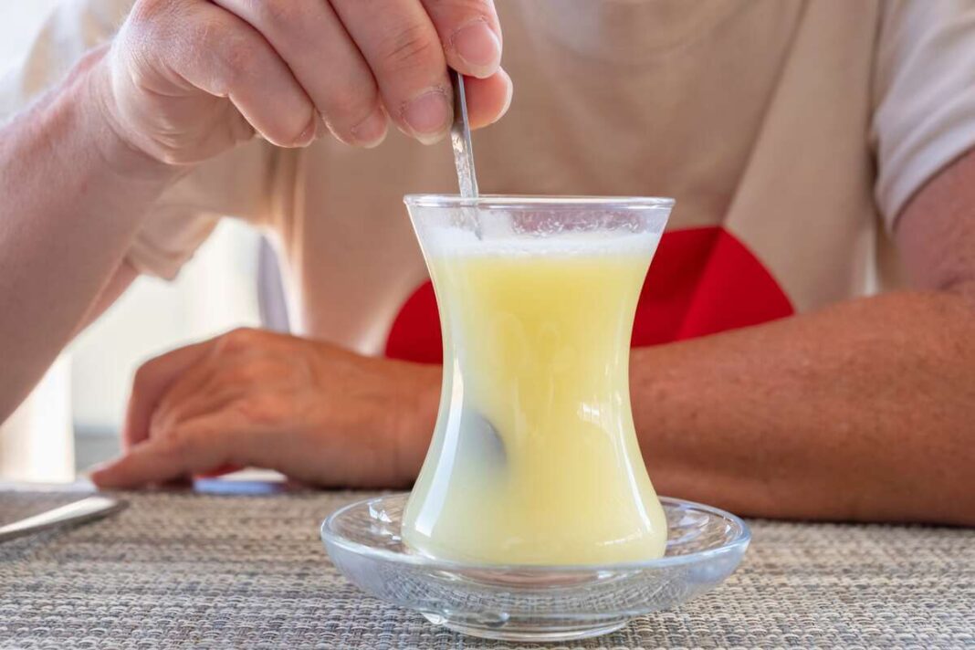 gėrimas žarnynui valyti šiltas gelsvas mišinys stiklinėje padedantis sumažinti pilvo pūtimą