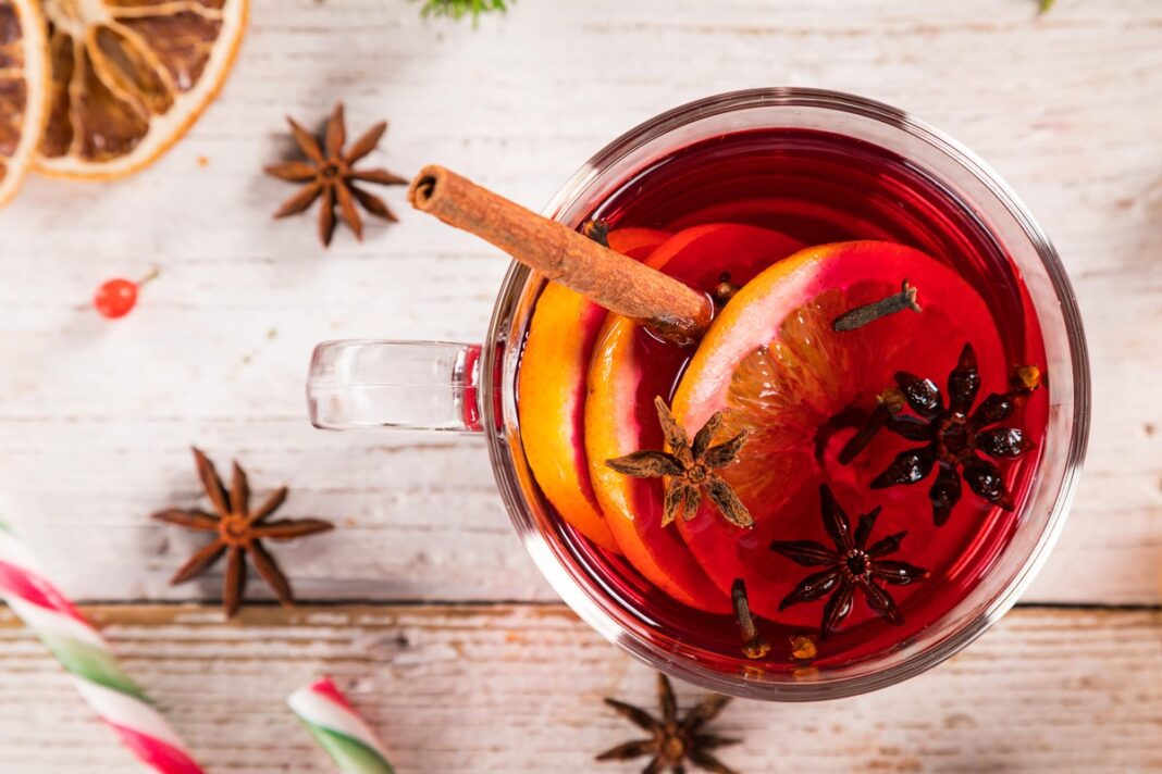 Gvazdikėlių arbata sveikatai su cinamonu, apelsinu ir anyžiais – kvapnus, šildantis gėrimas.