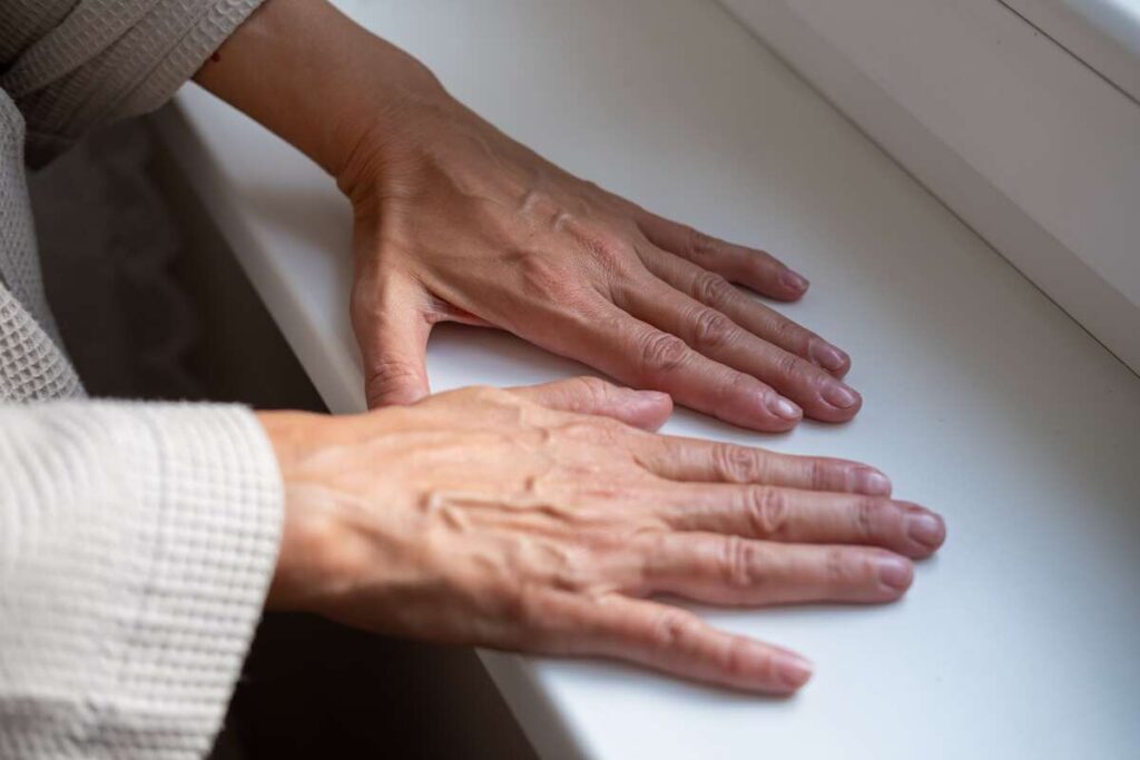 isryskejusios venos matomos ant ranku laikomu prie palanges