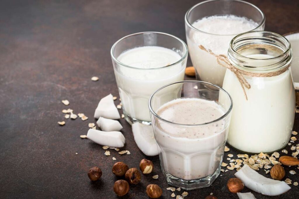 kefyro mišinys nuo uždegimo – stiklinės su kefyru ir prieskoniais