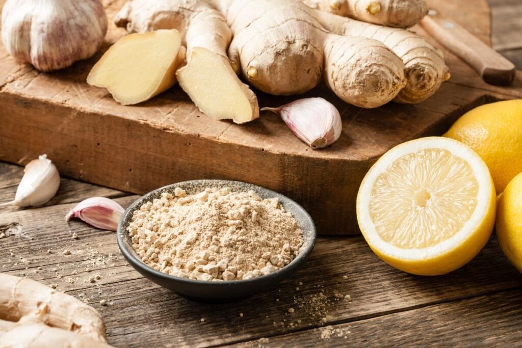 kraujotakai gerinti paruošti imbiero gabalėliai, citrina, česnakas ir džiovinto imbiero milteliai