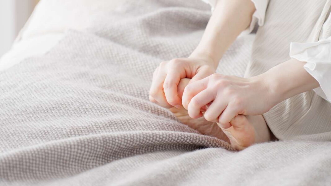 Kraujotakos gerinimas natūraliai – pėdų masažas, padedantis aktyvinti kraujo apytaką ir atpalaiduoti raumenis.