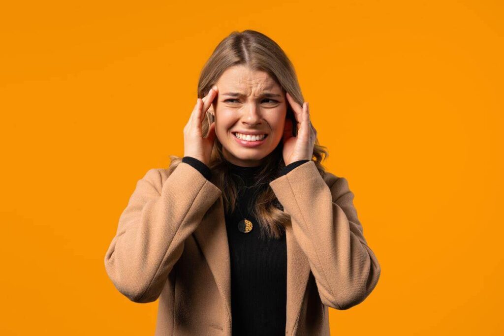 magnetinės audros poveikis žmogui – moteris jaučia galvos skausmą dėl Saulės aktyvumo.