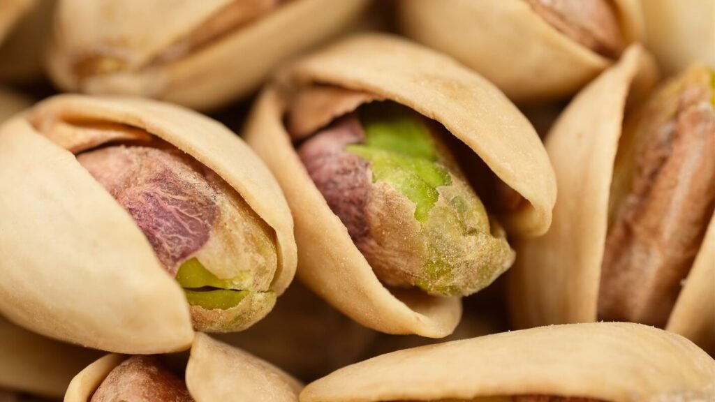 pistacijos prieš miegą artimas branduolių vaizdas, natūralus melatonino šaltinis