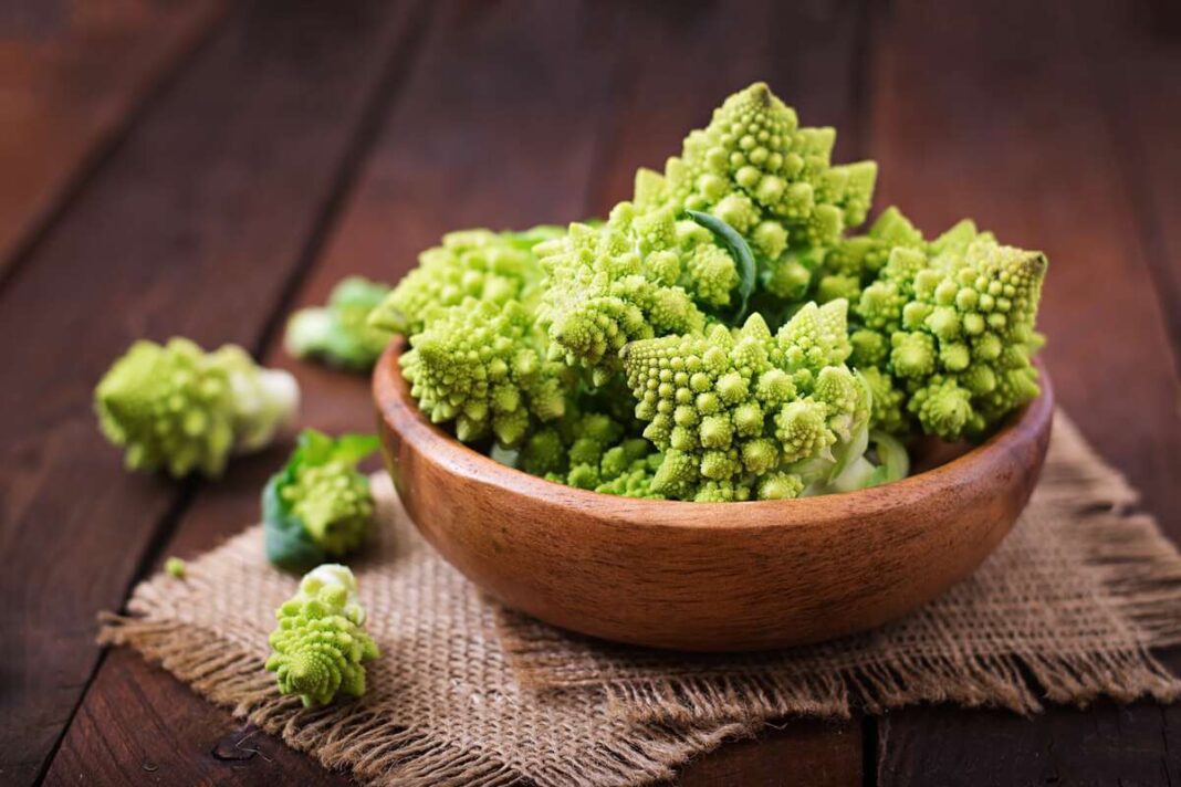 romanesco kepimas susmulkinti romanesco žiedynai medinėje lėkštėje