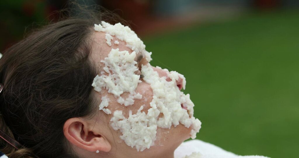 ryziu-vanduo-veidui naudojamas kaip tiršta kaukė, užtepta ant veido odos atgaivinimui