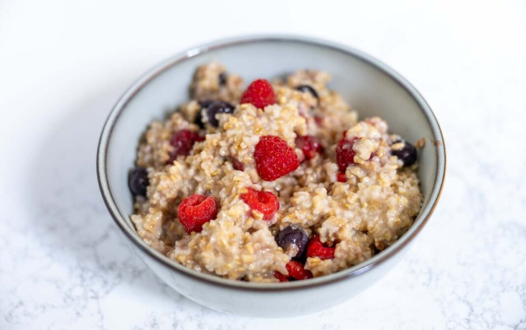 Skaidulos organizmo valymui iš avižinės košės su avietėmis ir mėlynėmis – maistingas rytinis pasirinkimas žarnyno sveikatai.