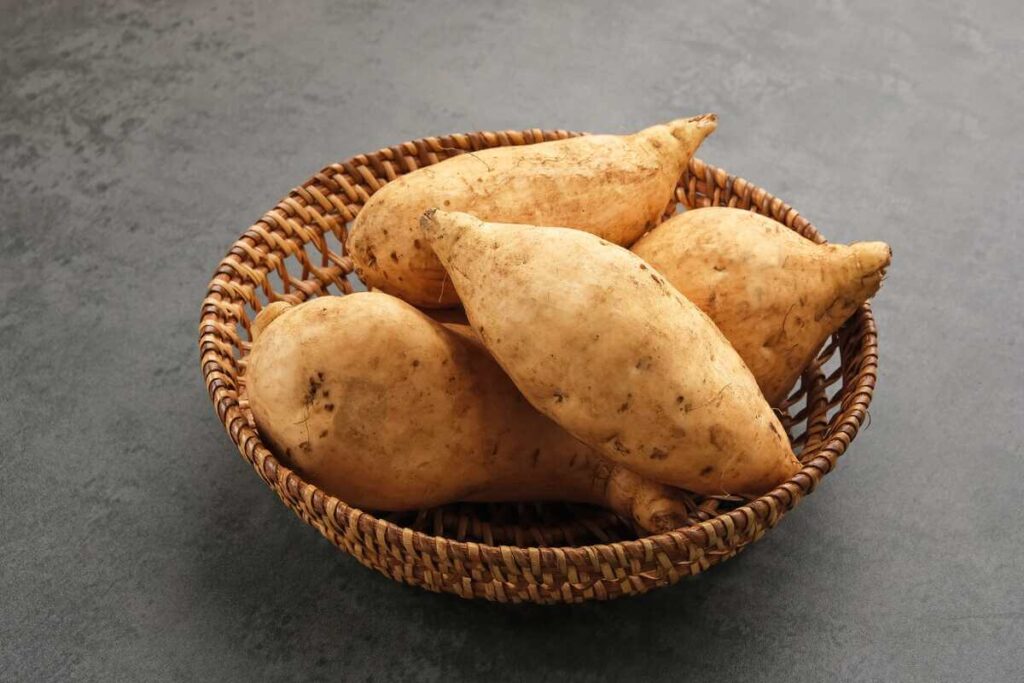 tobula saldžioji bulvė su lygiomis, nepažeistomis žievelėmis pintame krepšelyje